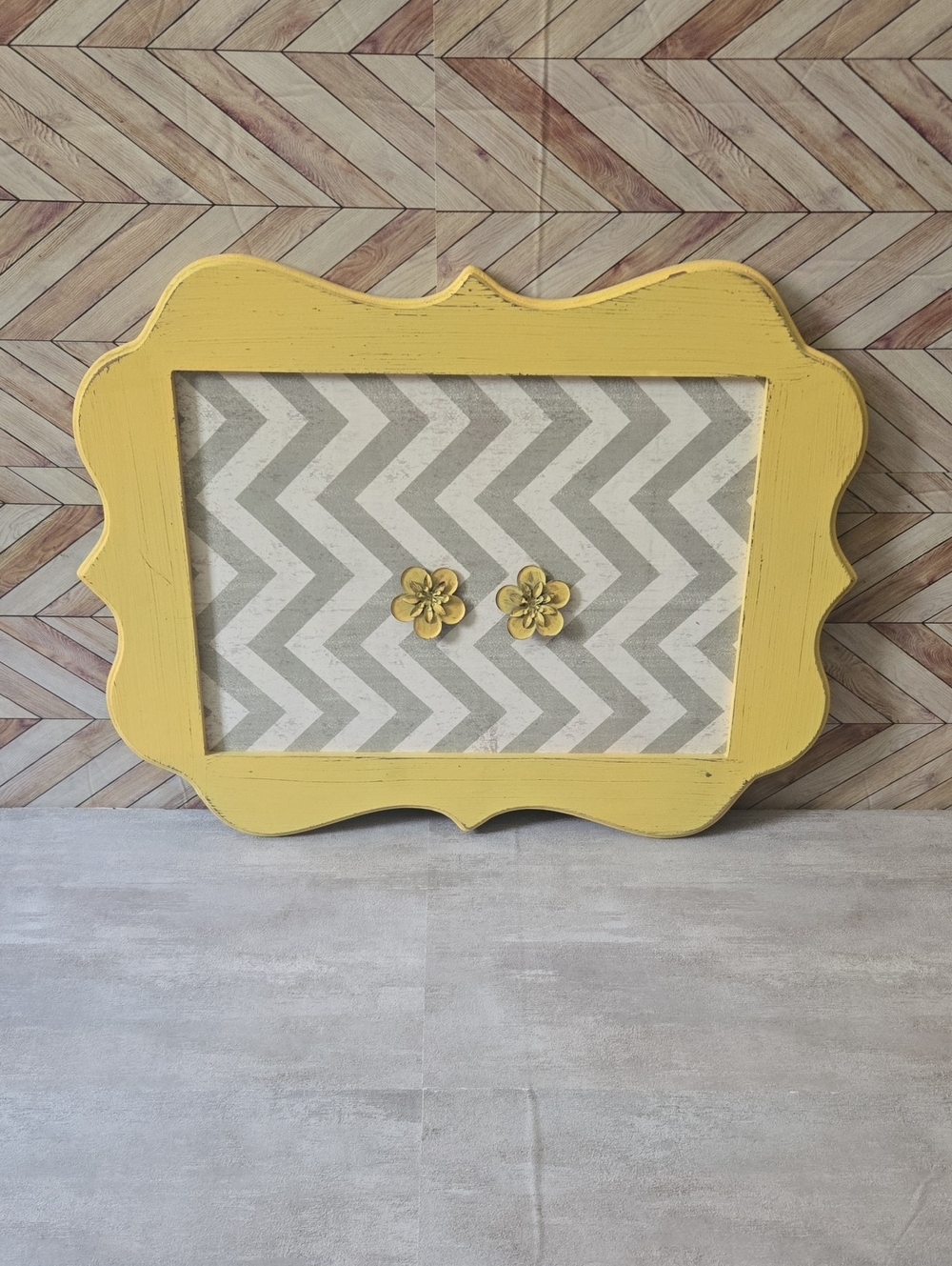 VTG Yellow Distressed Wood Chevron Wall Decor Boho Picture Frame Flower Accents